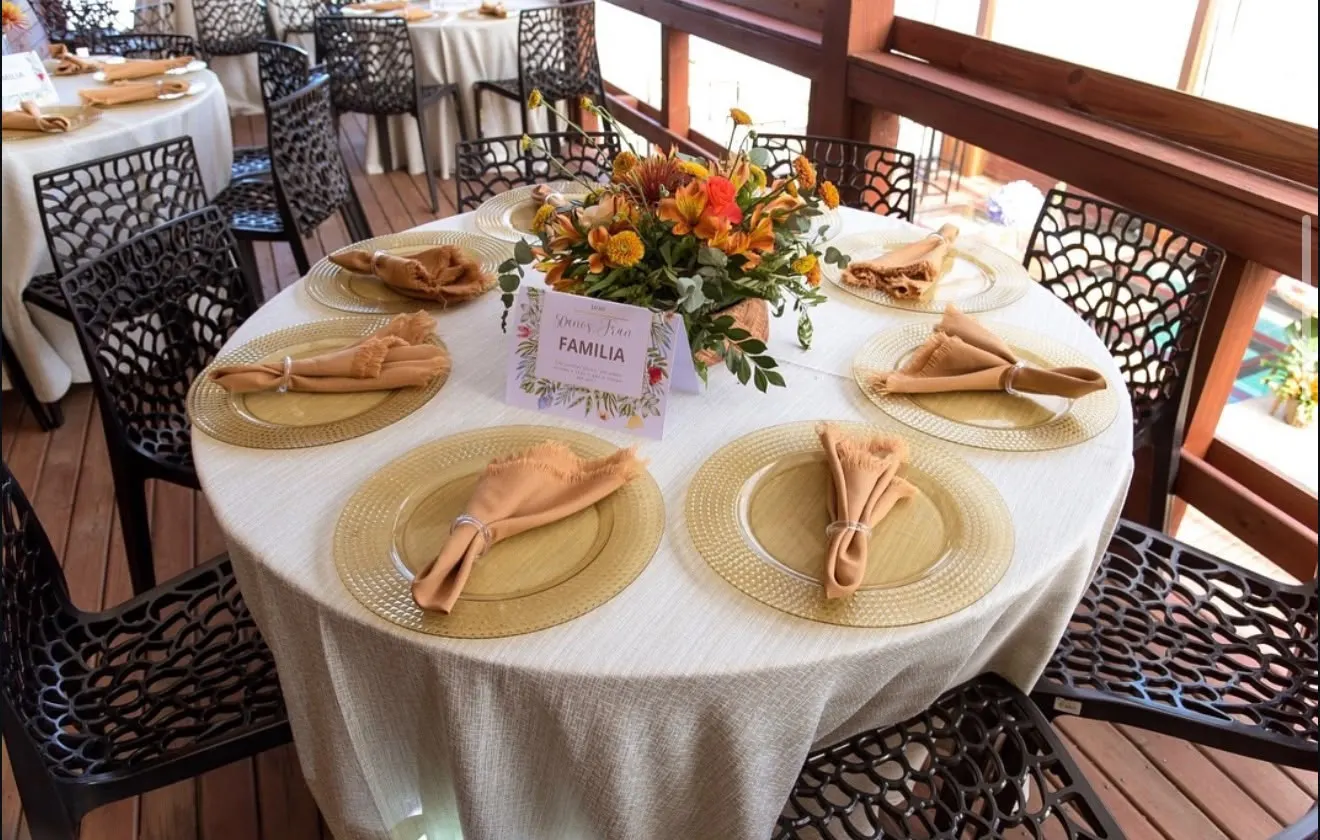 Mesa posta para jantar de casamento