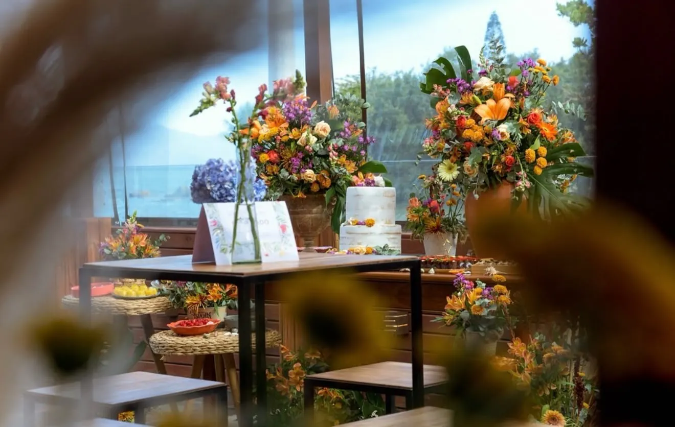 Mesa de bolo e flores decorativas